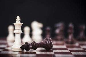 scacchi della regina bianca della strategia aziendale della concorrenza con la vittoria, il successo e il concetto vincente foto