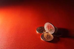 bitcoin criptovaluta isolata su sfondo rosso. foto