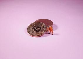 figura dell'operaio tecnico in piedi davanti a bitcoin. concetto di estrazione di bitcoin. foto