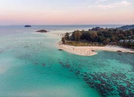 bellissimo mare tropicale con spiaggia bianca e barriera corallina all'isola di lipe foto