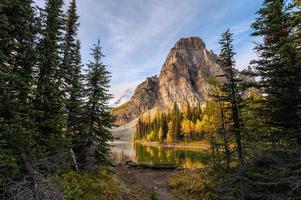 monte assiniboine con montagne rocciose nella foresta autunnale sul lago dello sprazzo di sole nel parco provinciale foto