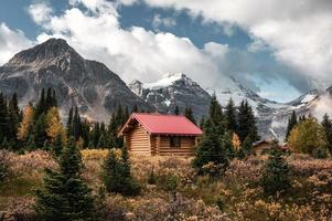 capanne in legno con montagne rocciose nel parco provinciale di assiniboine foto