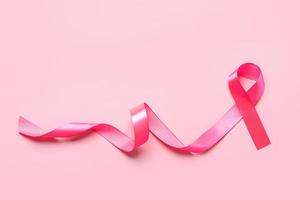 vista dall'alto del nastro rosa simbolo consapevolezza del cancro al seno con spazio per il testo foto