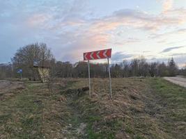 strada primaverile attraverso il campo fino al fiume foto