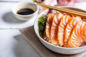 sashimi di salmone con salsa di soia, crudo di pesce alla tradizionale giapponese foto