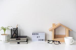 spazio di lavoro moderno ed elegante mock up e forniture per ufficio da scrivania con sfondo bianco e spazio per la copia, concetto di lavoro a casa foto
