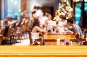 tavolo in legno vuoto sfondo di spazio libero per il tuo ristorante caffetteria sfocato su sfondo scuro, per la visualizzazione del prodotto di montaggio foto