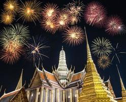 celebrazione dei fuochi d'artificio a wat phrasrirattana sasadaram il tempio del buddha di smeraldo, wat phra kaeo nella notte a Bangkok, Thailandia foto