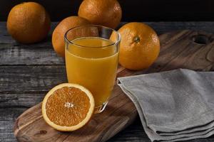 succo d'arancia sul tavolo di legno foto