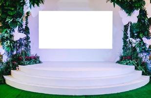 bellissimo sfondo di nozze e decorazioni floreali per interni, sfondo e sfondo bianco per testo e simboli di input foto