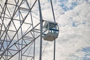 cabina della ruota panoramica nel parco divertimenti primo piano sfondo blu cielo, attrazione vista a volo d'uccello foto