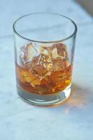 whisky con ghiaccio su un tavolo