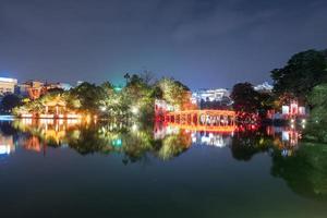 vista dell'edificio huc red bridge con santuario nel lago hoan kiem foto