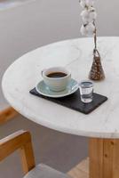 tazza di caffè cappuccino caldo sul tavolo foto