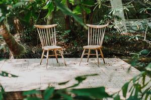 sedia e tavolo in legno vuoti in giardino foto