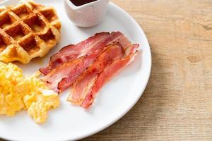 uova strapazzate con bacon e waffle foto