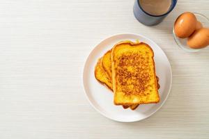 toast alla francese su piatto bianco foto