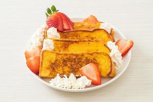 french toast con fragole fresche e panna montata foto