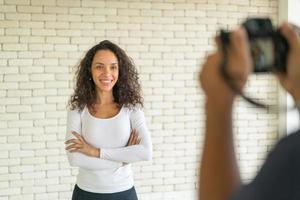 influencer donna latina che parla con la telecamera foto