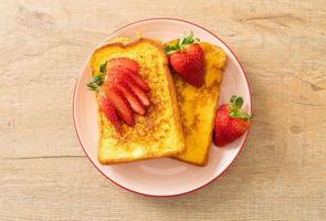 toast alla francese con fragole fresche foto