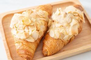 croissant con panna e mandorle foto