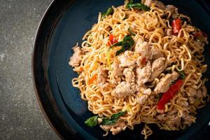 noodles istantanei saltati in padella con basilico e carne di maiale macinata foto