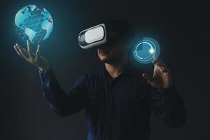 concetto di innovazione futura, invenzione tecnologica, giovani che usano l'auricolare vr che aprono l'esperienza moderna, divertendosi, con un globo galleggiante pieno di mondo virtuale, imparando l'intelligenza artificiale o l'intelligenza artificiale foto