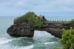 batu bolong è il tradizionale tempio balinese situato su piccole rocce rocciose, bali, indonesia foto