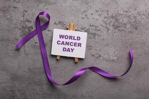 nastro viola per il morbo di alzheimer, il cancro al pancreas, la consapevolezza dell'epilessia, la giornata mondiale del cancro foto