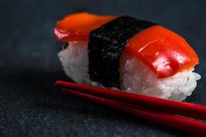 sushi giapponese con le bacchette foto