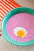 zuppa di barbabietole fredde rosa con uovo