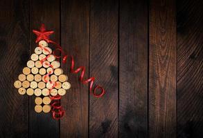 albero di natale fatto di tappi per vino su sfondo di legno. cartolina mockup con albero di natale e copia spazio per il testo. vista dall'alto. foto