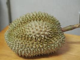 frutto durian con polpa a corteccia affilata di colore giallo dolce foto