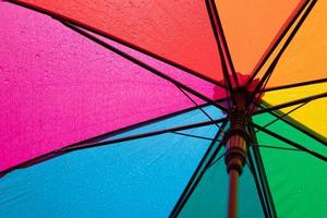 gocce di pioggia su un ombrello colorato. concetto di tempo piovoso foto