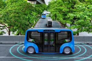 bus navetta elettrico autonomo che guida autonomamente attraverso la strada verde della città, concetto di veicolo intelligente foto