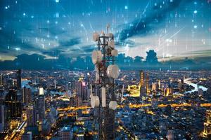 torre di telecomunicazione con antenna di rete cellulare 5g su sfondo di città notturna, concetto di big data digitale foto