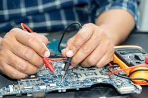 tecnico che ripara l'interno del telefono cellulare. circuito integrato. il concetto di dati, hardware, tecnologia. foto