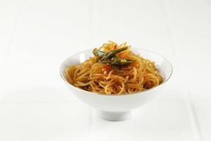 noodle di vetro fritti speziati o bihun goreng pedas, soffriggere i vermicelli con peperoncino, aglio, scalogno e salsa di soia dolce. foto