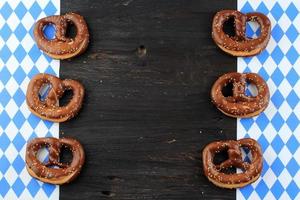 salatini bavaresi originali su tavola di legno. sfondo dell'Oktoberfest foto