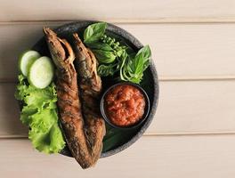lele goreng, il pesce gatto fritto è un cibo culinario tradizionale indonesiano. foto