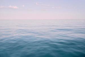 vista sul mare dall'acqua. viaggio, relax foto