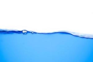 superficie dell'acqua blu in movimento e bolle su uno sfondo bianco foto
