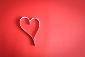 carta cuore sullo sfondo di carta patinata rossa San Valentino San Valentino San Valentino - foto