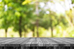 tavolo in legno con sfondo verde per il tuo design foto