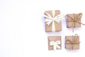 sfondo bianco scatola regalo marrone foto