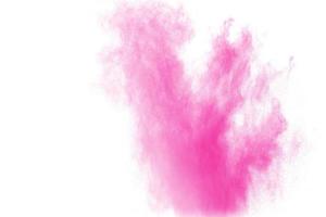 esplosione di polvere rosa astratta su sfondo bianco. congelare il movimento di polvere rosa schizzata. foto