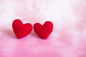 cuori d'amore su sfondo rosa. concetto di carta di san valentino. cuore per lo sfondo di San Valentino. foto