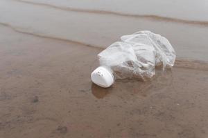 inquinamento delle bottiglie d'acqua di plastica nel concetto di ambiente oceanico foto