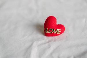 cuori di amore su priorità bassa di struttura del cotone. concetto di carta di san valentino. cuore per lo sfondo di San Valentino. foto