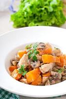 stufare il pollo con verdure e funghi in salsa di panna foto